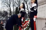 Il Presidente Ciampi rende omaggio ai Caduti, al Cimitero Militare Italiano.