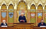 Il Presidente Ciampi, alla presenza del Presidente della Repubblica Ungherese Ferenc Madl e del Vice Presidente del Parlamento Laszlo Mandur,durante l' allocuzione.