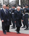 Il Presidente Ciampi accompagnato dal Presidente della Repubblica di Estonia  Arnold Ruutel e dal Consigliere Militare Giovanni Mocci durante la cerimonia di benvenuto a Palazzo Presidenziale di Kodriorg.