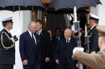 I Presidenti della Repubblica Italiana e di Estonia Carlo Azeglio Ciampi e Arnold Ruutel lasciano il Palazzo Presidenziale di Kadriorg, al termine dei colloqui