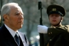 Il Presidente Ciampi in raccoglimento davanti al Monumento agli insegnanti e studenti caduti durante la Guerra di Liberazione.