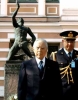 Il Presidente Ciampi, accompagnato dal Consigliere Militare Giovanni Mocci, davanti al Monumento che ricorda gli insegnanti e studenti caduti durante la Guerra di Liberazione.