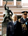 Il Presidente Ciampi, accompagnato dal Consigliere Militare Giovanni Mocci, davanti al Monumento che ricorda gli insegnanti e studenti caduti durante la Guerra di Liberazione.