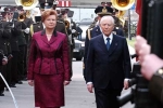 l Presidenti della Repubblica Italiana e della Repubblica di Lettonia Carlo Azeglio Ciampi e Vaira Vike-Freiberga, durante la cerimonia di benvenuto al Palazzo Presidenziale