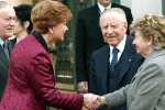 Il Presidente Ciampi, in compagnia della moglie Franca, accolti al Palazzo Presidenziale dal Presidente della Repubblica di Lettonia Signora Vaira Vike-Freiberga e dal Signor Imants Freibergs