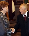 Il Presidente Ciampi, salutato dal Presidente della Repubblica della Lettonia Vaira Vike-Fraiberga,al termine del suo intervento al Parlamento lettone.