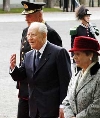 Il Presidente Ciampi con la moglie Franca, accompagnati da S.M.il Re Harald V, all'arrivo, al Monumento Nazionale