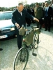 Il Presidente Ciampi osserva una bicicletta della Guerra Mondiale, durante la sua visita, ai "Luoghi della Memoria di  Moriago della Battaglia