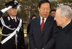 Il Presidente Ciampi con  il Sindaco della Municipalit&#224; di Tianjin, Dai Xianglong, alla Residenza dell'Ambasciatore d'Italia, in occasione della visita alla mostra &quot;Sulla via di Tianjin:1000 anni di relazioni tra talia e Cina&quot;.