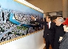 Il Presidente Ciampi con la moglie Franca durante la visita alla mostra &quot;Sulla via di Tianjin:1000 anni di relazioni tra Italia e Cina&quot;, accompagnati dal Sindaco della citt&#224; cinese,Dai Xianglong, all'Istituto Italiano di Cultura.