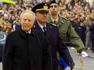 Il Presidente Ciampi accompagnato dal Consigliere Militare Giovanni Mocci, passa in rassegna un reparto schierato con Bandiera e banda, al suo arrivo in citt&#224;.