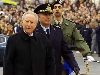 Il Presidente Ciampi accompagnato dal Consigliere Militare Giovanni Mocci, passa in rassegna un reparto schierato con Bandiera e banda, al suo arrivo in citt&#224;.
