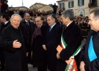 Il Presidente Ciampi, in Piazza San Leoluca, accolto dalle Autorit&#224; politiche della Regione, Comune e Provincia.