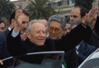 Il Presidente Ciampi al suo arrivo in citt&#224;, risponde al saluto della cittadinanza.