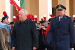 Il Presidente Ciampi con  il Consigliere Militare Giovanni Mocci passa in rassegna un reparto schierato con bandiera e banda al suo arrivo, al Palazzo del Governo