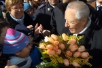 Il Presidente Ciampi durante la breve passeggiata nel centro storico saluta alcuni bambini