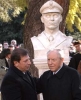 Il Presidente Ciampi con il pap&#224; di Daniele Zoccola, davanti al monumento alla memoria del Finanziere