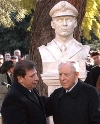 Il Presidente Ciampi con il pap&#224; di Daniele Zoccola, davanti al monumento alla memoria del Finanziere