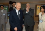 Il Presidente Ciampi, con Pasquale Pistorio, Presidente ed Amministratore Delegato della S.T. Microelettronics, insieme a tre giovani ingegnieri indiani, durante la visita, nella sede della societ&#224;