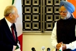 Il Presidente Ciampi con il Primo Ministro indiano Manmohan Singh, al termine della cerimonia della firma degli Accordi.