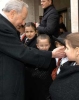 Il Presidente Ciampi al suo arrivo in citt&#224;, saluta alcuni bambini in costume