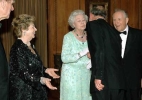 Il Presidente Ciampi e la  moglie Franca, nella foto con S.M. la Regina Elisabetta II, il consorte Filippo, Duca di Edimburgo ed il Principe Carlo, durante il ricevimento di restituzione all'Ambasciata italiana.