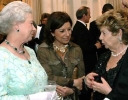 La Signora Franca Pilla Ciampi con S.M. la Regina Elisabetta II (al centro l'interprete), all'Ambasciata d'Italia, durante il ricevimento di restituzione.