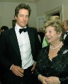 La Signora Franca Pilla Ciampi con l'attore Hugh Grant, all'Ambasciata d'Italia durante il ricevimento di restituzione.