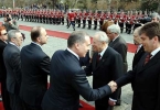 ll Presidente Ciampi, a fianco il Presidente Georgi Parvanov, saluta la delegazione di Bulgaria al termine della cerimonia di benvenuto.