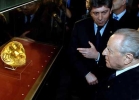 Il Presidente Ciampi con il Presidente della Repubblica di Bulgaria osserva la maschera di Schipka, un capolavoro della scultura greca del primo ellenismo risalente alla fine del v secolo a.C., in occasione della inaugurazione della Mostra &quot;Dove Roma incontra Sofia&quot;.