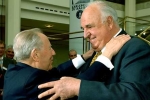 Il cordiale incontro del Presidente della Repubblica Carlo Azeglio Ciampi con l'ex Cancelliere Federale della Repubblica di Germania, Helmut Kohl, al convegno &quot;Quale Europa vogliamo&quot;