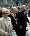 Il Presidente Ciampi con la moglie Franca, davanti al Duomo, risponde al saluto dei cittadini dopo aver ricevuto, nella Sala dell'Incoronazione, il Premio Internazionale Carlo Magno.