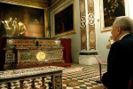 Il Presidente Ciampi osserva un dipinto del Caravaggio nella Co-Cattedrale di San Giovanni