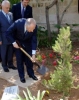 Il Presidente Ciampi, a fianco il Presidente della Repubblica di Malta Fenech Adami, durante la cerimonia di messa a dimora di un albero nel parco del Palazzo di San Anton