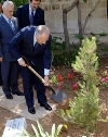 Il Presidente Ciampi, a fianco il Presidente della Repubblica di Malta Fenech Adami, durante la cerimonia di messa a dimora di un albero nel parco del Palazzo di San Anton