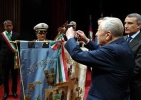 Il Presidente Ciampi consegna la Medaglia d'Argento al Merito Civile al Comune di Priverno, in occsione della visita ufficiale alla citt&#224; laziale.