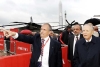 Il Presidente Ciampi durante la visita al Salone Internazionale dell'Aeronautica e dello Spazio accompagnato dal Presidente della Finmeccanica Pier Francesco Guarguaglini e dal Presidente di Alenia Spazio Giorgio Zappa