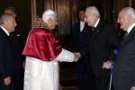 Il Santo Padre Benedetto XVI al suo arrivo accolto dal Presidente della Repubblica Carlo Azeglio Ciampi, saluta i Presidenti Emeriti della Repubblica Francesco Cossiga ed Oscar Luigi Scalfaro