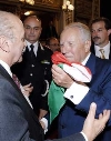 Il Presidente Ciampi al termine del suo intervento al Teatro Marrucino