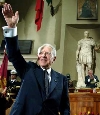 Il Presidente Ciampi, nell'Aula Giulio Cesare in Campidoglio, risponde agli applausi dei presenti, al termine della cerimonia di conferimento della cittadinanza onoraria