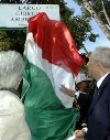 Il Presidente Ciampi procede allo scoprimento della targa in ricordo della Medaglia d'Oro al Valor Civile di Giorgio Ambrosoli