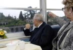Il Presidente Ciampi con la moglie Franca durante la gita in barca, sul Lago Maggiore, osserva le isole Borromeo.
