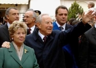 Il Presidente Ciampi, in compagnia della moglie Franca, risponde al saluto della cittadinanza al suo arrivo stamane in Piazza Cesare Battisti.