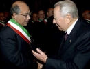 Il Presidente Ciampi si intrattiene con il Sindaco di Tarano, Touhani Garnaoui, di origine tunisina, al termine dell'incontro con le Autorit&#224; al Teatro Flavio.