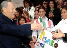 Il Presidente Ciampi tra gli alunni delle scuole, al suo arrivo in citt&#224;.