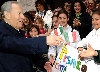 Il Presidente Ciampi tra gli alunni delle scuole, al suo arrivo in citt&#224;.