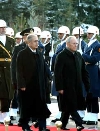 Il Presidente Ciampi, accompagnato dal Presidente della Repubblica di Turchia Ahmet Necdet Sezer, riceve gli onori militari durante la cerimonia di benvenuto, a Palazzo Presidenziale.