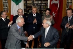 Stretta di mano tra il Presidente della Societ&#224; Dante Alighieri Bruno Bottai ed il Direttore Generale dell'UNIMED Franco Rizzi, subito dopo aver firmato la convenzione culturale alla presenza del Consigliere e Vice Presidente della Dante Alighieri Paolo Peluffo, l'Ambasciatore Carlo Marsili, il Sottosegretario agli Esteri Roberto Antonione, il Rettore dell'Universit&#224; del Bosforo di Istanbul Ayse Soysal ed i Segretario della Dante Alighieri Alessandro Masi