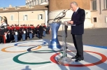 Il Presidente Ciampi, su piazza del Quirinale, rivolge il suo indirizzo di saluto ai presenti in occasione della cerimonia ufficiale di inizio del Viaggio della Fiamma Olimpica in Italia.