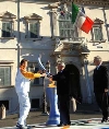 Il Presidente Ciampi consegna la Torcia olimpica al 1&#176;tedoforo Stefano Baldini. A destra nella foto, Valentino Castellani, Presidente del Comitato Organizzatore Olimpico Torino 2006.